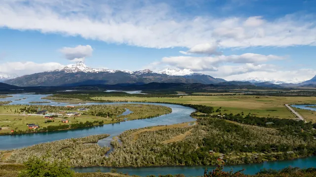 Valle con río y cordillera nevada en el sur de Chile